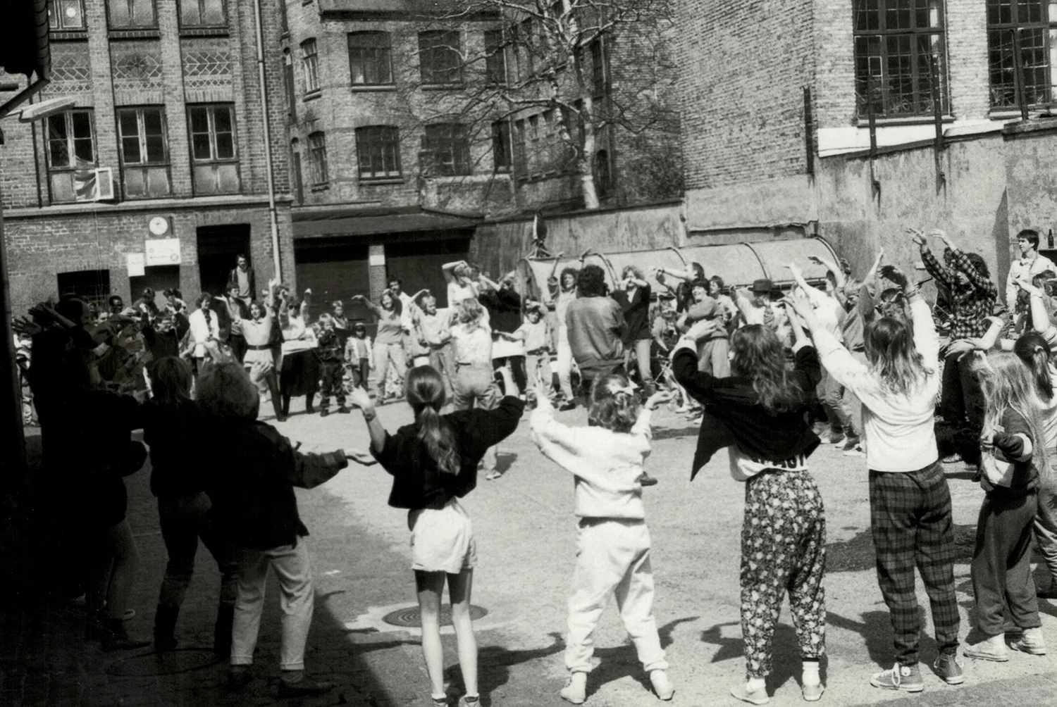 Fællesdans Klosterport, Leif Falk instruerer.