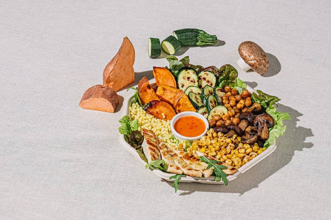 Warm plates for cold days. Beautiful food shot for @saladboxromania #foodphotography #warmsalad #productphotography #fotografieprodus #fotografieculinara #fotografiemancare #foodstyling #propsstyling