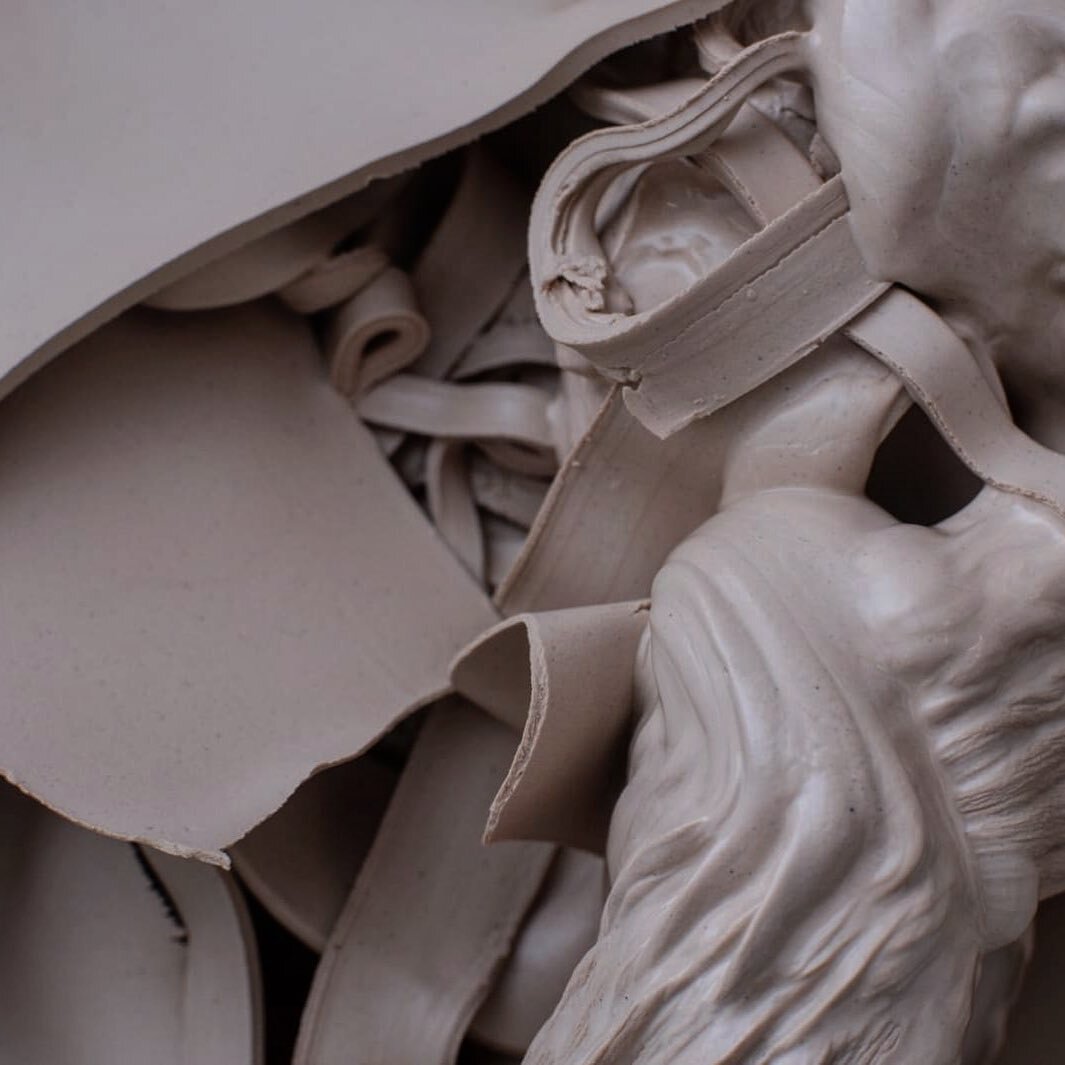 Astăzi suntem &icirc;n atelierul @vitrus.ceramics și suntem furați de magia și Meșteșugul ce iese din m&acirc;inile lui Andrei. Ceramica e o poezie vie!

#ceramic #productphotography #stilllifephotography #texture