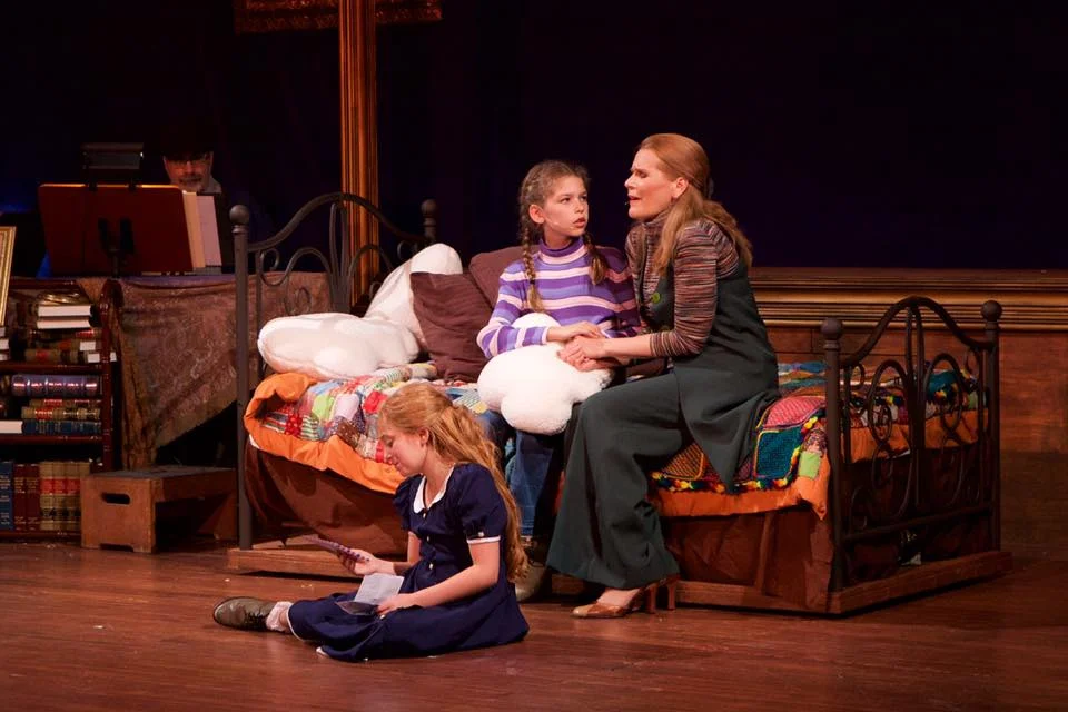 Julia as "Red" in THE PEOPLE IN THE PICTURE