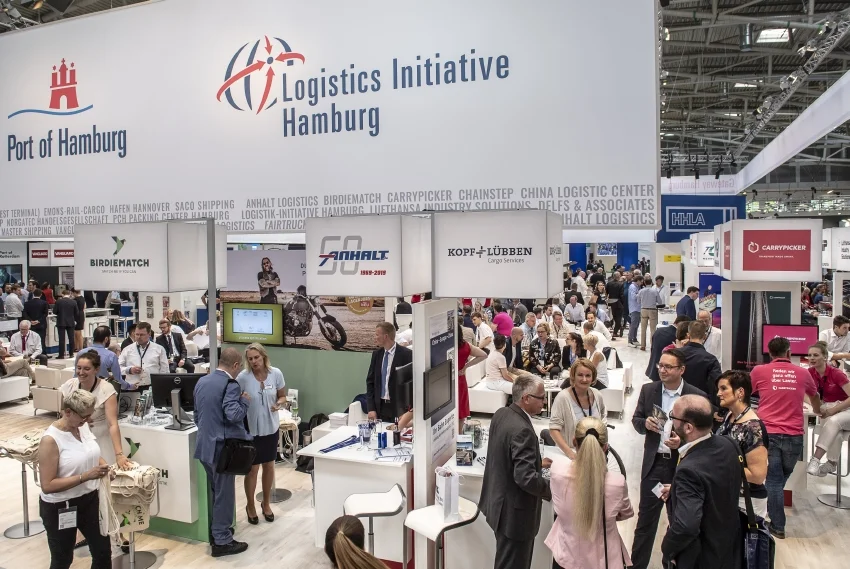 Besucher-Andrang am Gemeinschaftsstand der Stadt Hamburg mit Carrypicker auf der transport logistic 2019 (Bild: Messe München)