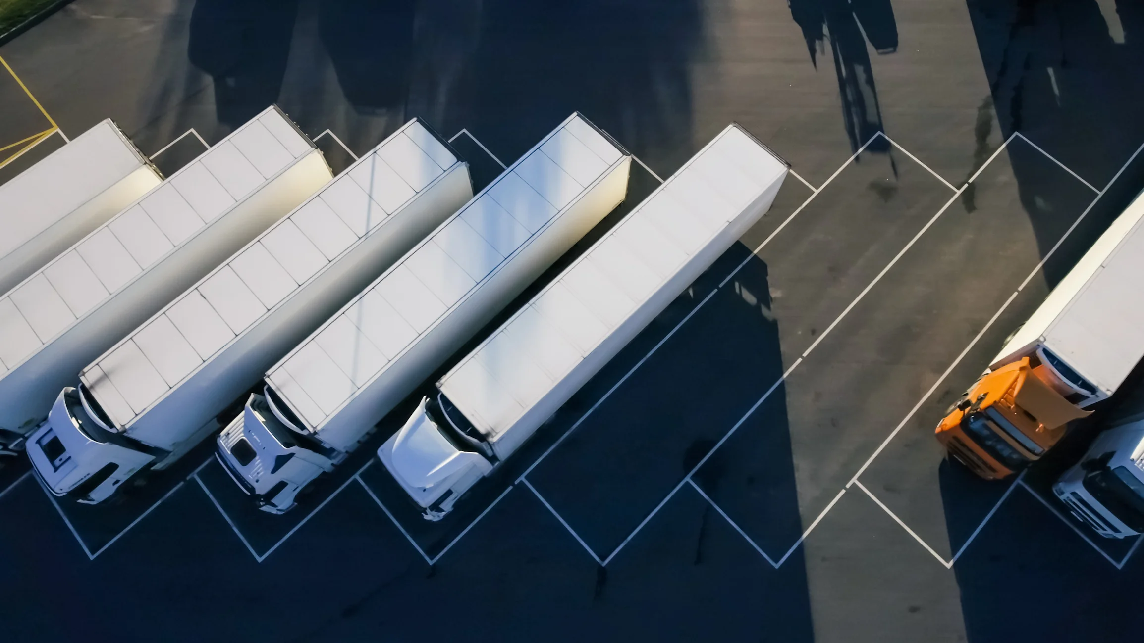 Über 2.000 Unternehmen mit insgesamt mehr als 15.000 LKW nutzen das System bereits (Bild: Getty Images)