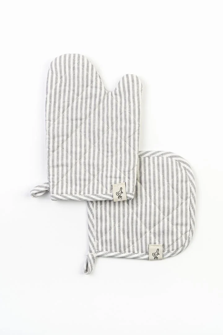 Milton-and-Goose-Kids-Play-Oven-Mitt-and-Hot-Pad-Gray-Stacked-2_720x.jpeg