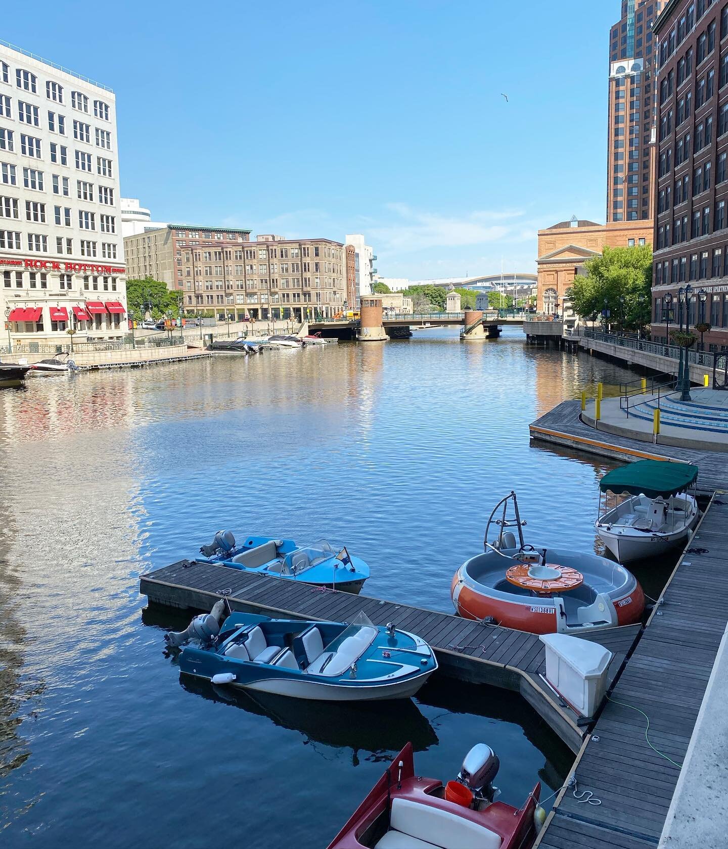 Father&rsquo;s Day is around the corner! Here&rsquo;s a dad joke: What do you call a boat full of buddies? A friend-ship! 
Give dad the gift of a boat ride on the river at BoatMKE!