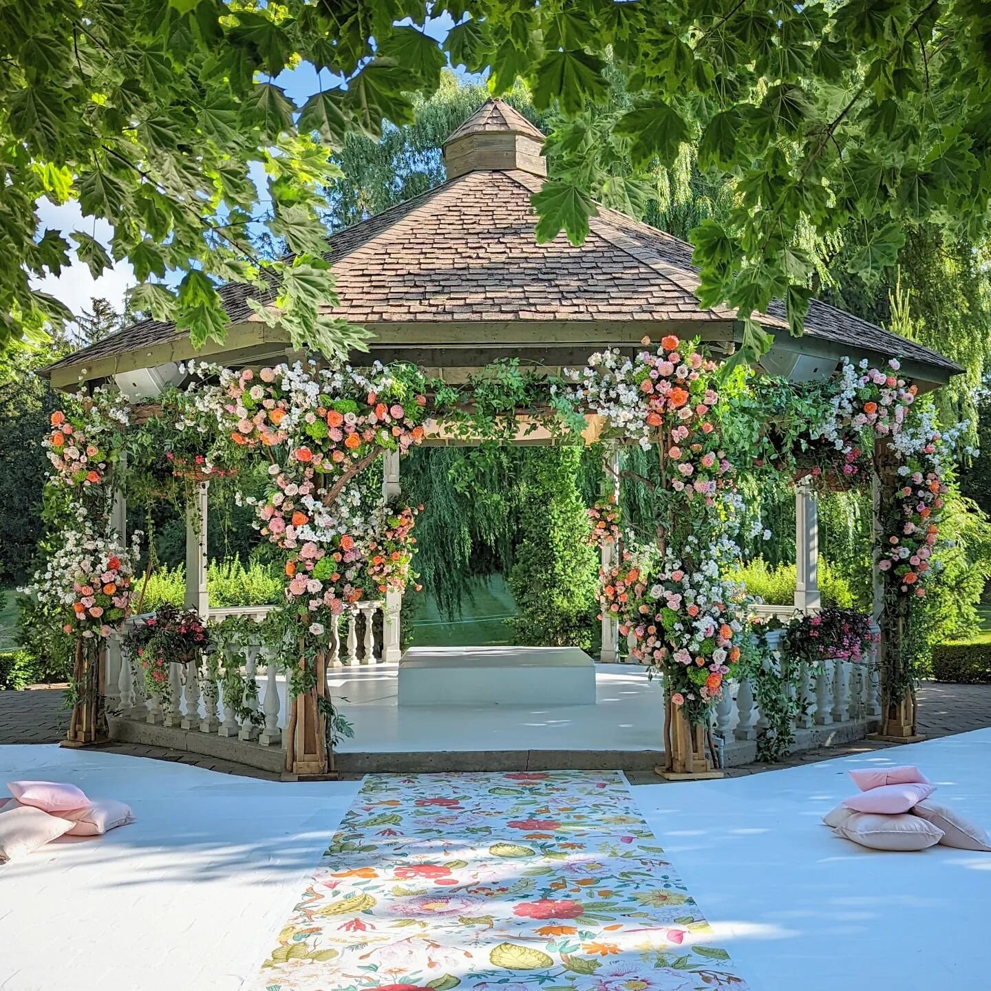 A summer ceremony palette for the most wonderful couple. @jasminet00r #PARASEvents #PARASEventsRentals #weddingceremony #eventdecortoronto #gardenwedding #southasianwedding