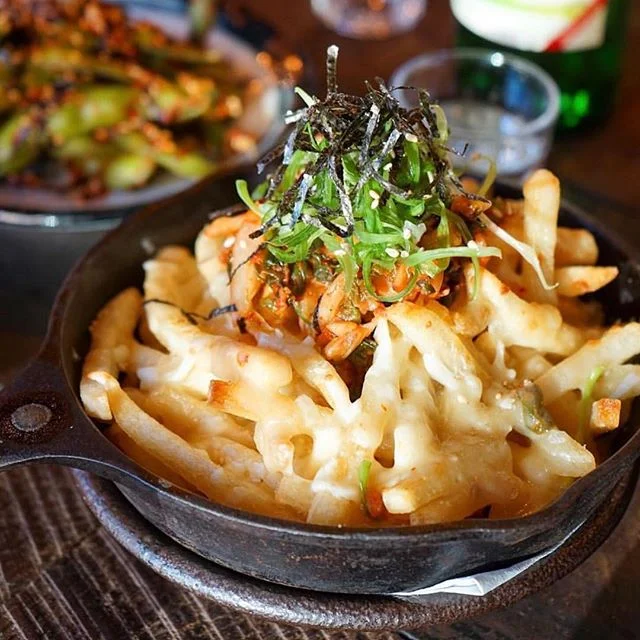 Our disco fries are so good, they&rsquo;ve even been featured on @delish. Crispy skinny fries with copious amounts of pulled pork, charred cheese, kimchi, scallions, and nori. What&rsquo;s not to love?! 🤤 #mokbar