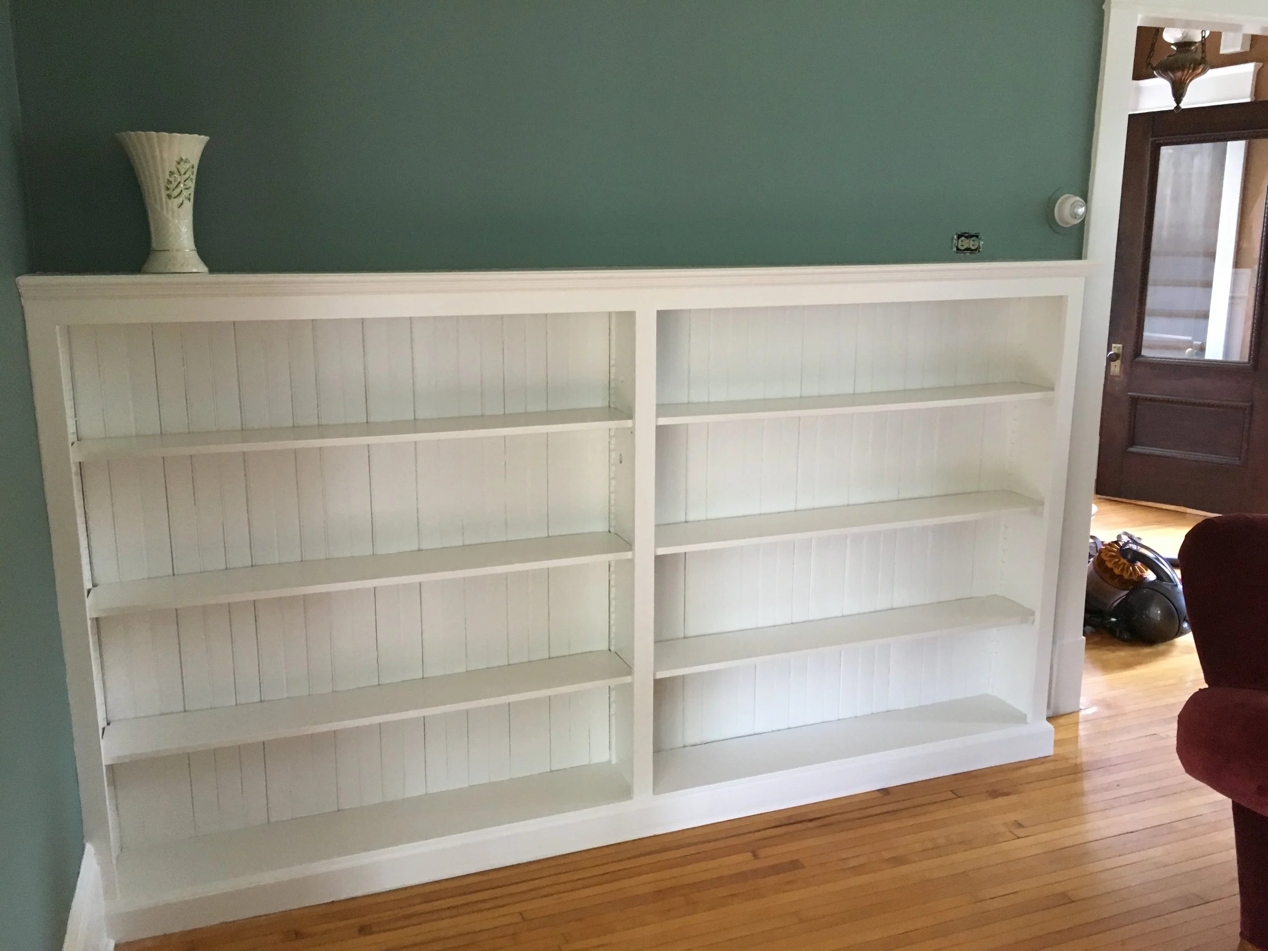  The bookcase became a showpiece as well with exceptionally smooth horizontal surfaces. 