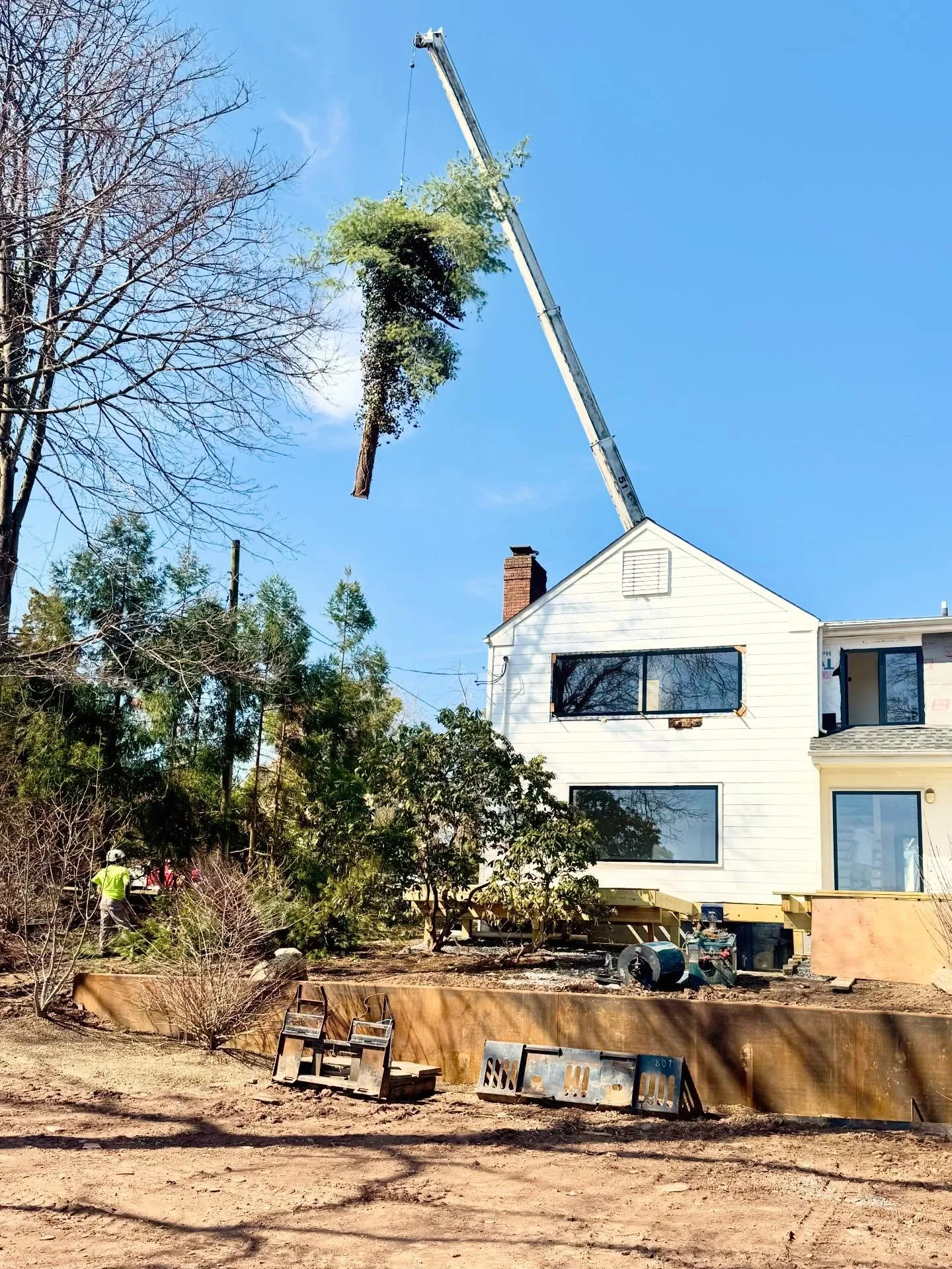 Gotta bring in the cranes 🏗️. We are removing a few hazardous trees from our client&rsquo;s property. Don&rsquo;t worry though, we are replacing these trees 2:1! 🌲 

#tree #treework #treeworklife #landscapedesign #princeton 

@_newdawn1_ 
@justintr