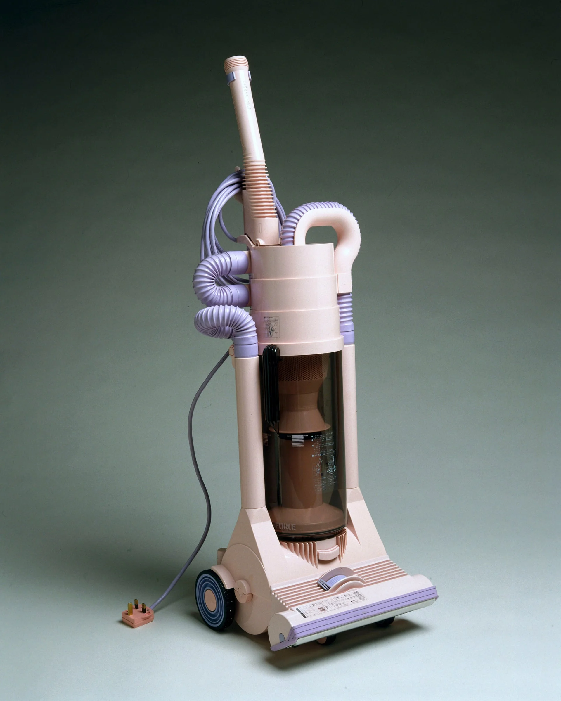 In 1986, the Japanese company Apex licensed Dyson’s technology and launched the first Dyson vacuum onto the Japanese market: The G-force.