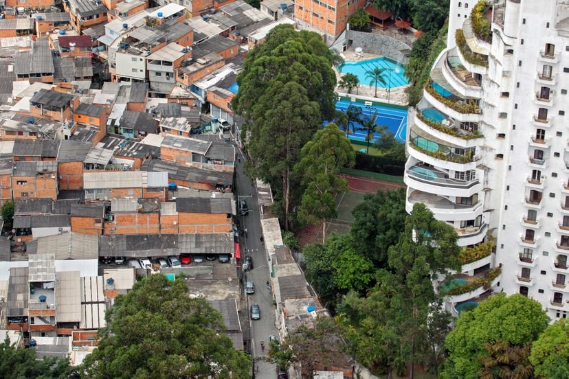  The original photo, taken in São Paulo in 2004. Left: the Paraisópolis favela. Right: the Penthouse tower in the rich neighborhood of Morumbí. TUCA VIEIRA  