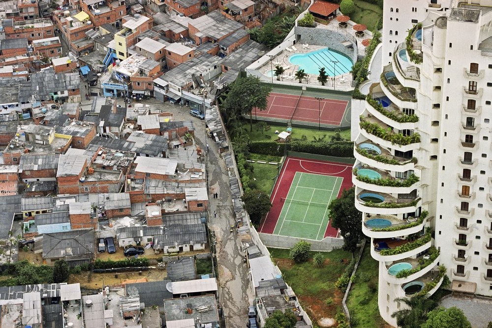  The original photo, taken in São Paulo in 2004. The second photo was taken in the same place 18 years later, in 2021. 