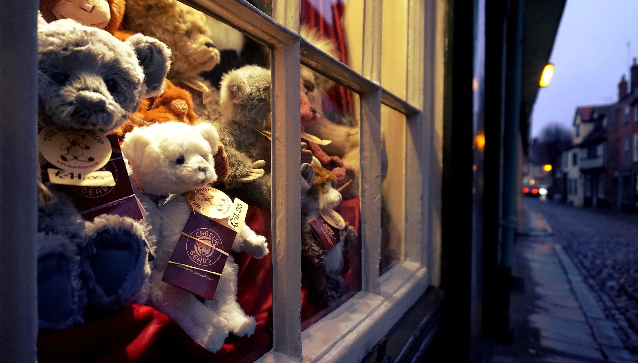 bears-commerce-indoors-1234232.jpg