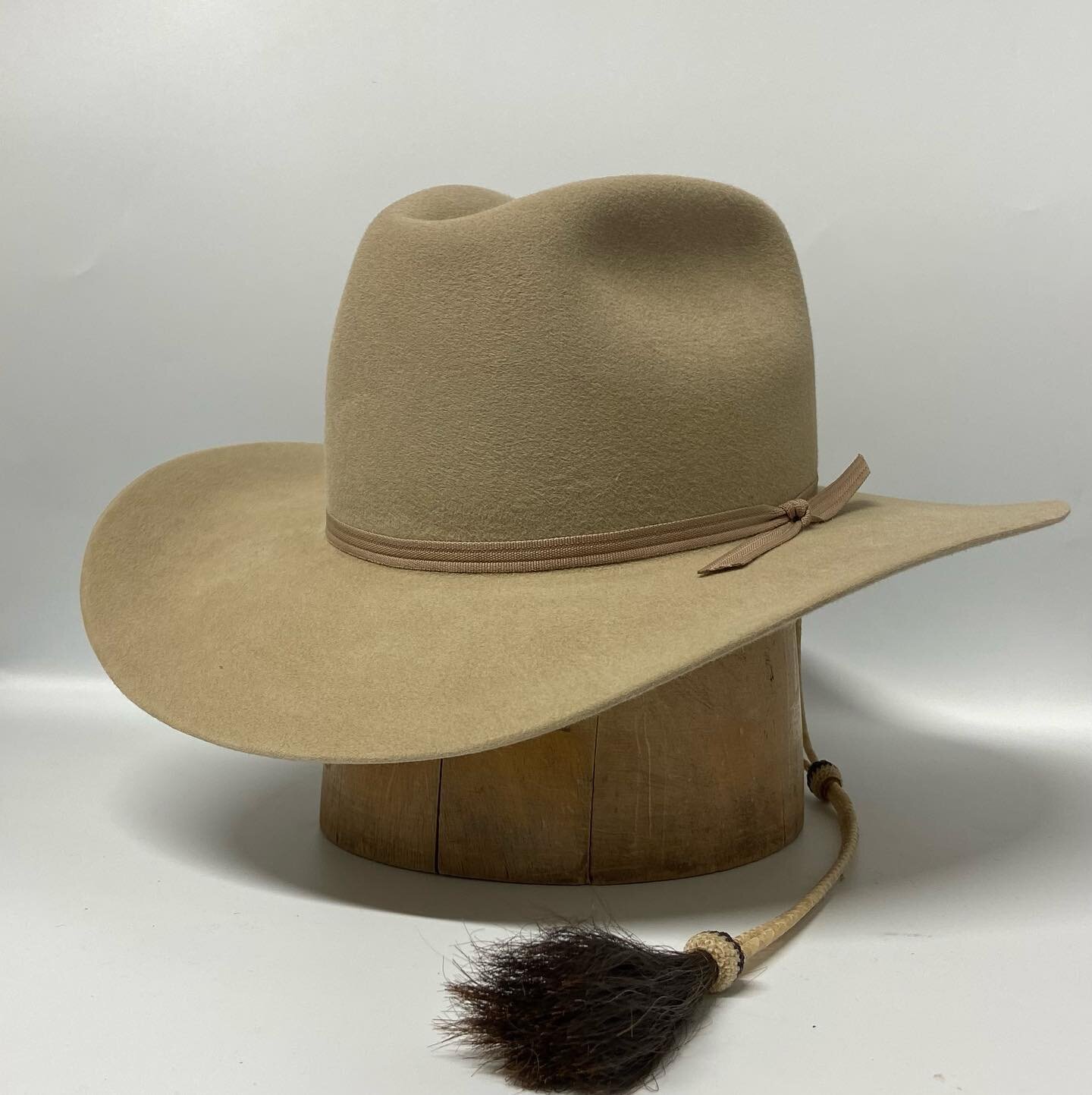 A simple versatile western for any occasion. Finished with a rawhide stampede string for the more adventurous occasions. 

#bowmanhatco