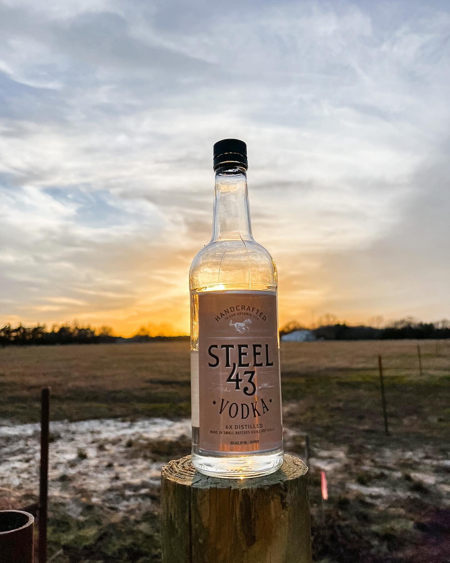 Sunsets &amp; #Steel43Vodka 🔥 

📸: @rebeccalinnrobinson 

#vodka #vodkalovers #texasmade #texasvodka #sunsetsips #sunsetdrinks