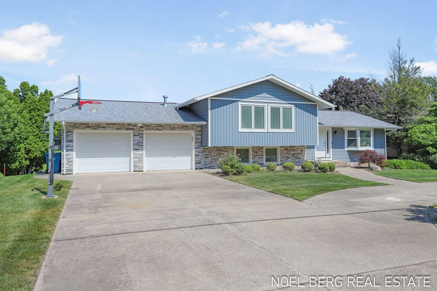 SOLD 16093 Harbor Point Dr. Spring Lake, MI 49456 $1,200,000