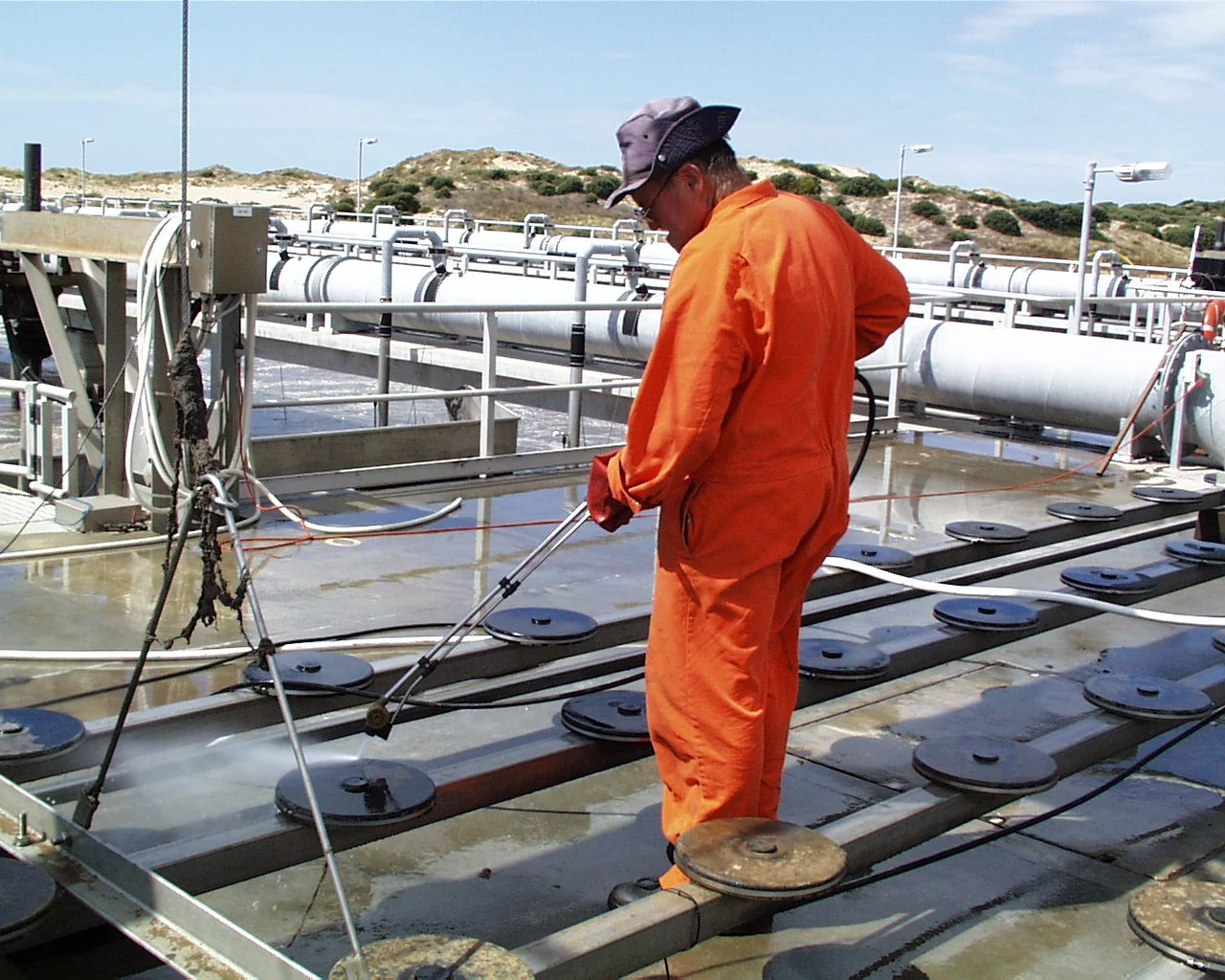 Cleaning-fine-bubble-wastewater-treatment-plant-diffusers