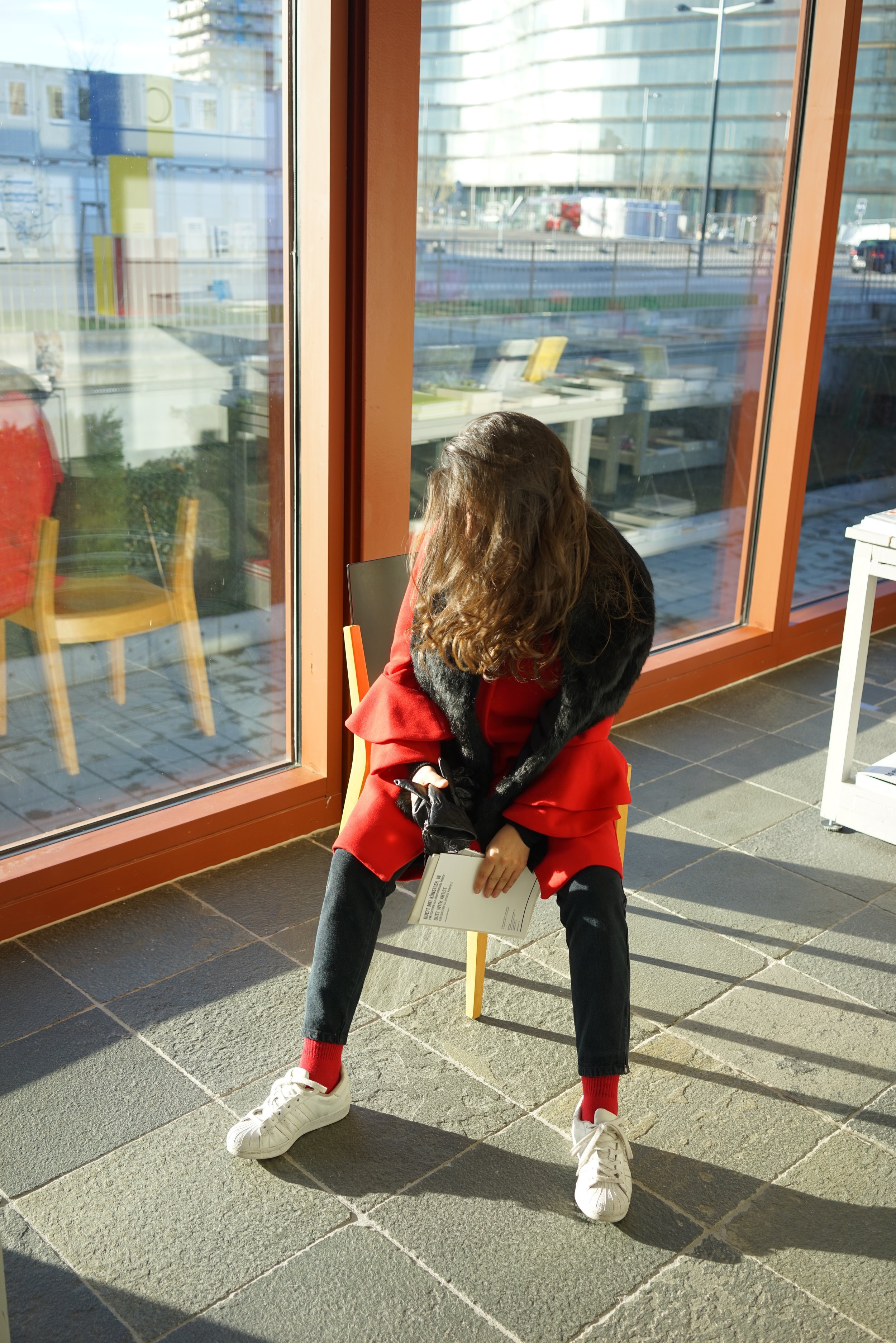 Nadie tiene puesta ninguna máscara, la máscara es todo lo que hay