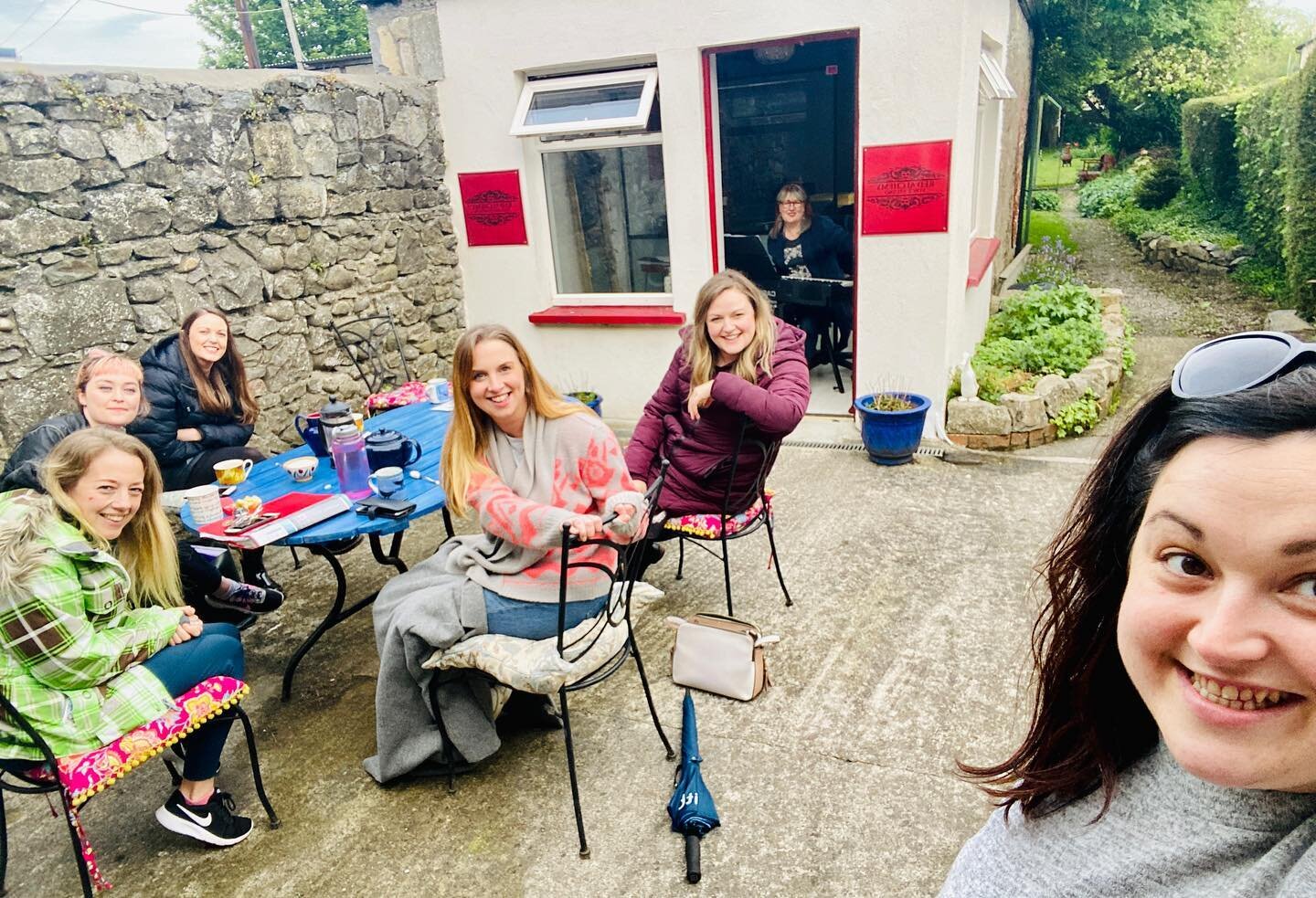 🎶 Reunited and it feels SO GOOD! 🎶

We are on such a high after a fantastic outdoor rehearsal TOGETHER this evening! It really was such a joy to be able to sing with each other once again! &hearts;️

#alchemy #alchemyvox #reunited #singing #music #