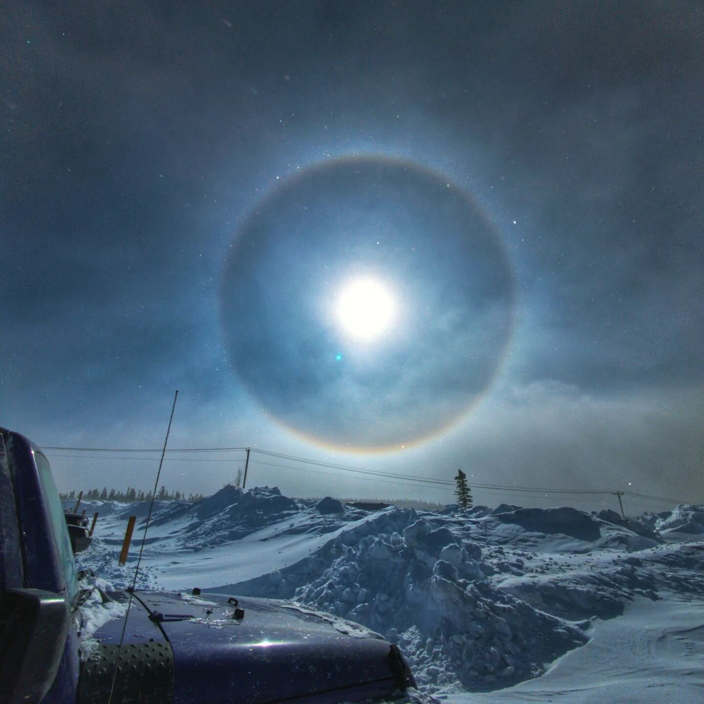 Spotted: the perfect Sundog ❄️

How are you doing this winter?
Surviving?
Me too. 

Hang in there 🤙🏼
(And definitely ski or hike or skate or walk around your block for five minutes when the sun comes out.)

One of these days I'll actually show you 