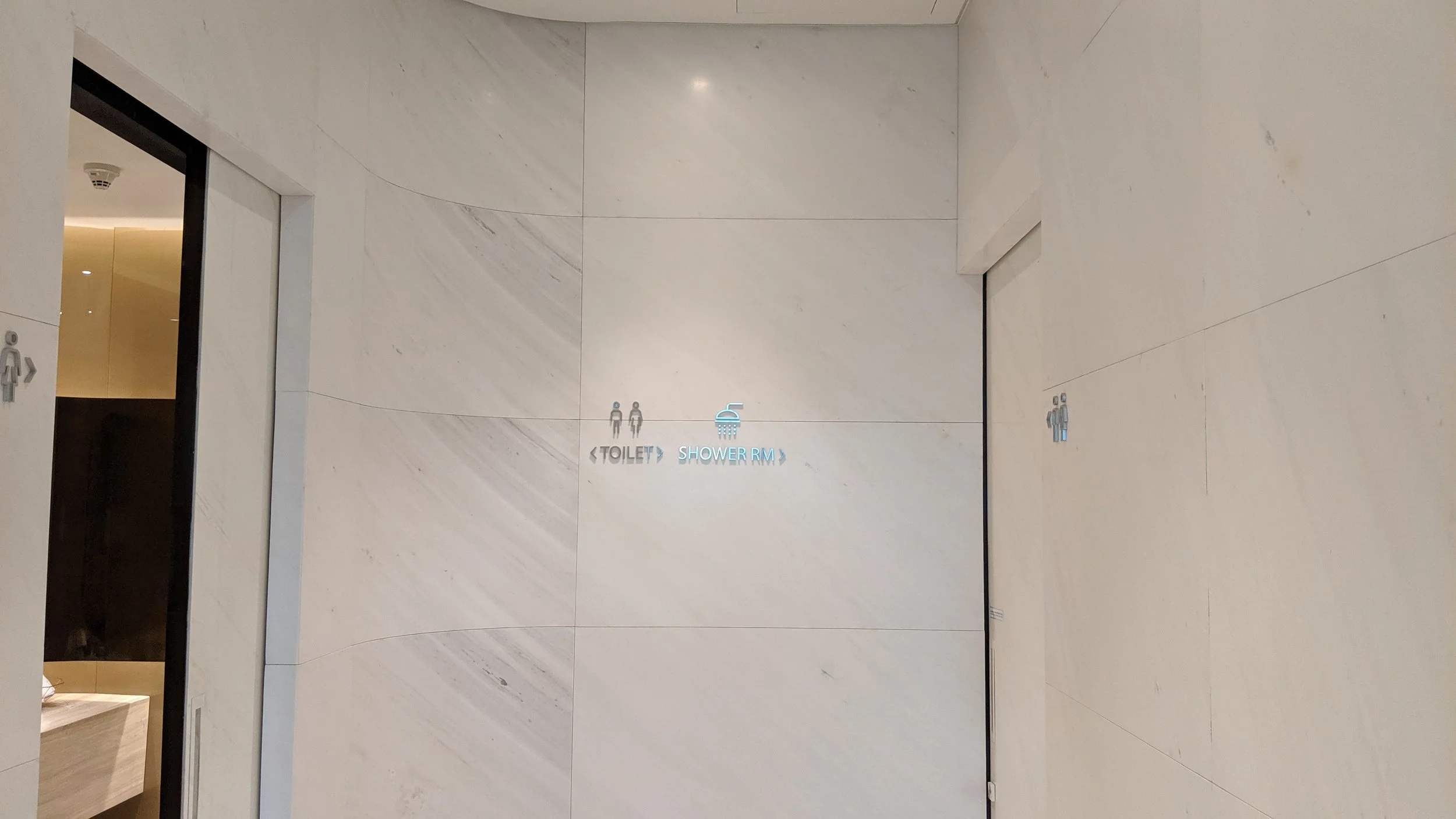 KAL-First-Class-ICN-Bathrooms.jpg