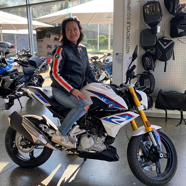 My husband doesn&rsquo;t buy me flowers 💐 or chocolates. He just buys me #twowheels . Am I the luckiest girl or what?
.
.
#bmwmotorrad #bmwg310r #bmwmotorcycle #bmwclubjacket #makelifearide