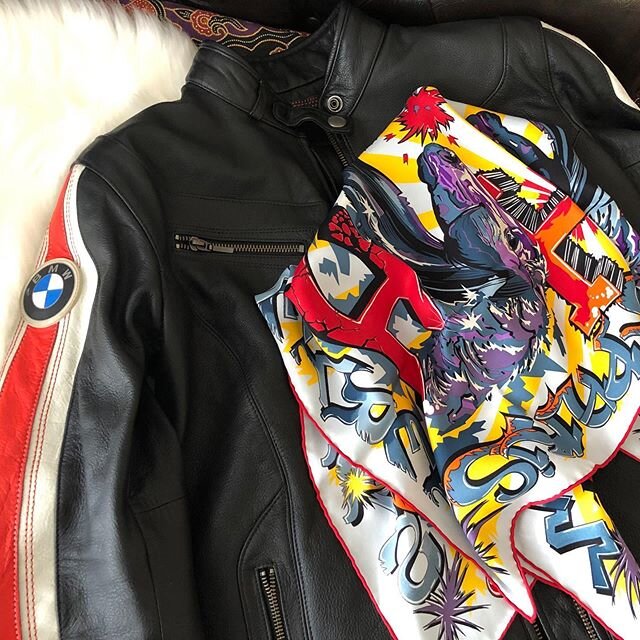 Found a perfect partner for my moto jacket - my 70x70 vintage H Comme. The colours are perfect combo not to mention a perfect neck warmer 🥰.
.
.
Fashion meets passion 👩🏻
.
.
#bmwclubjacket #hcommehermes #fashionmeetspassion #motojacket #hermesscar