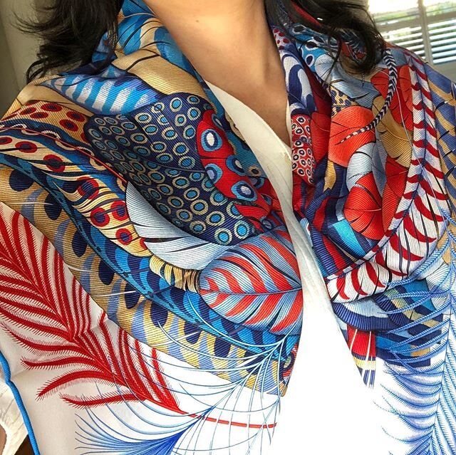 I want to fly with these lovely feathers 🐥
.
.
#plumesenfete #hermesscarf #silkscarves #styleover40 #hermesplumesenfete #silkaccessories #scarf