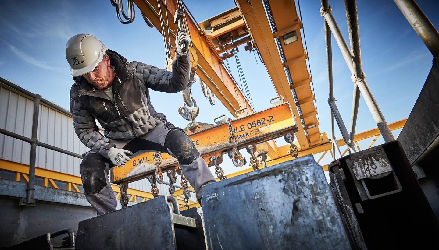 Doing some heavy lifting with Timberland Workwear. 
@timberland 
@timberland_eu 
#adcampaign #advertisingphotographer #timberlandworkwear #industrial