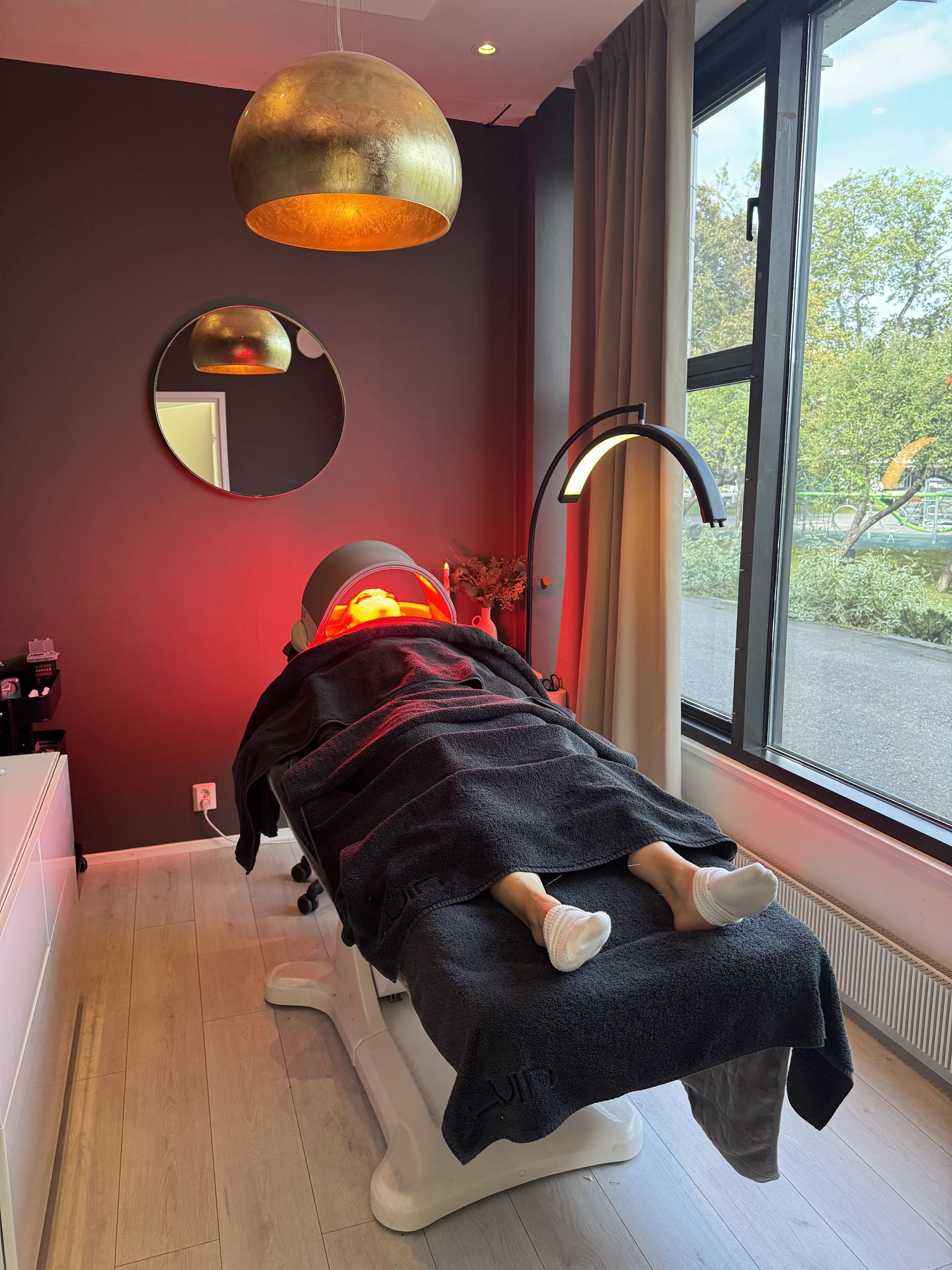 Dermalux Led puna- ja nir-ledvalohoito sekä akupunktio samanaikaisesti, akupunktio hyvinkää, Dermalux LED Hyvinkää, LED valohoito hyvinkää, punavalohoito, nir-valohoito- sininen led valohoito hyvinkää,