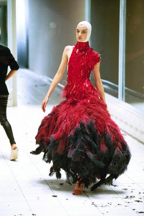 Alexander McQueen's oude collecties: Ontdek de vintage modeparels!