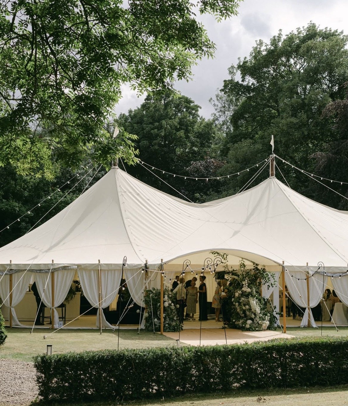 Marquee Hochzeitszelt mit Blick auf Schloss im Hintergrund