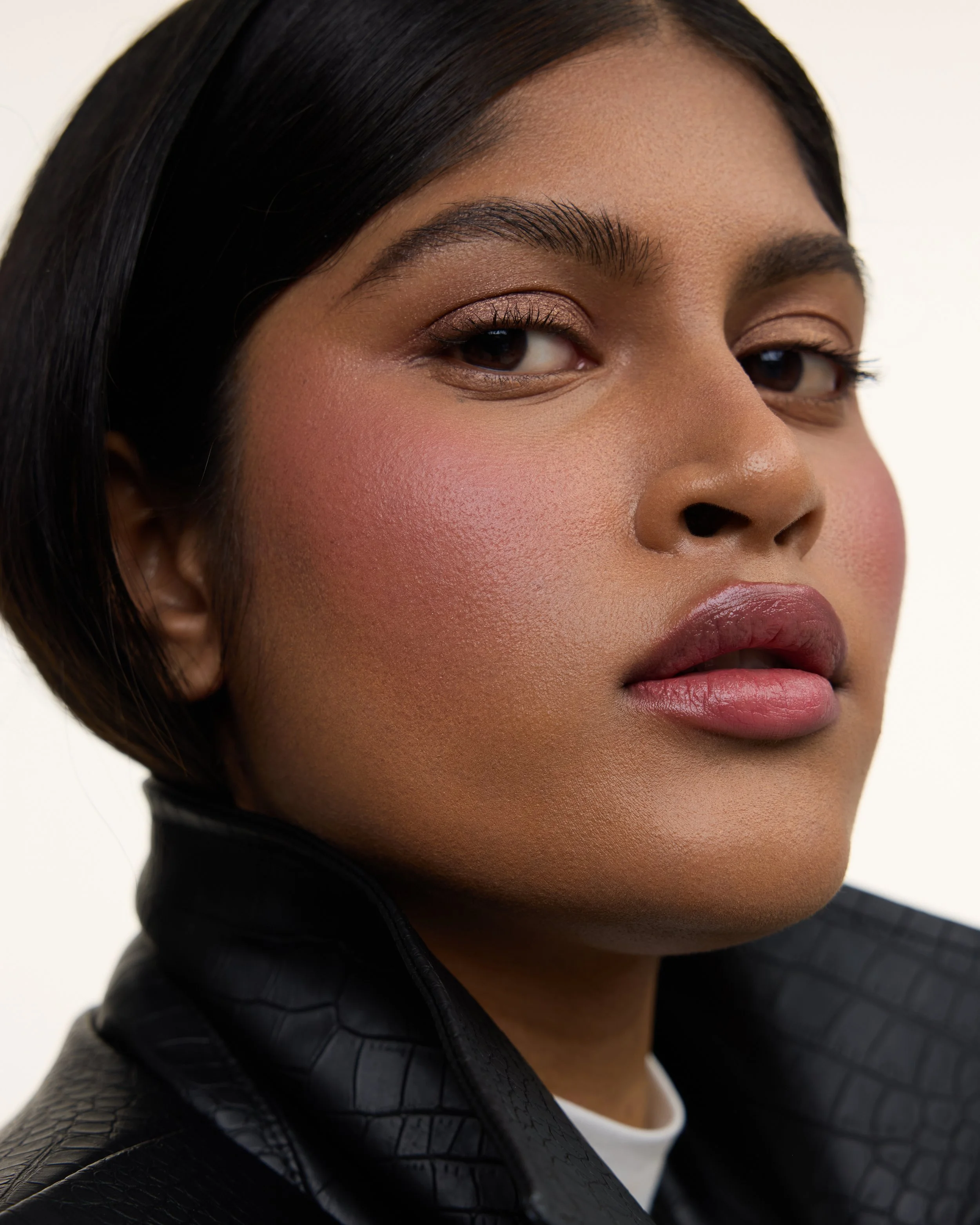 * Le Fard - Model Dark Skin - Framboise.jpg