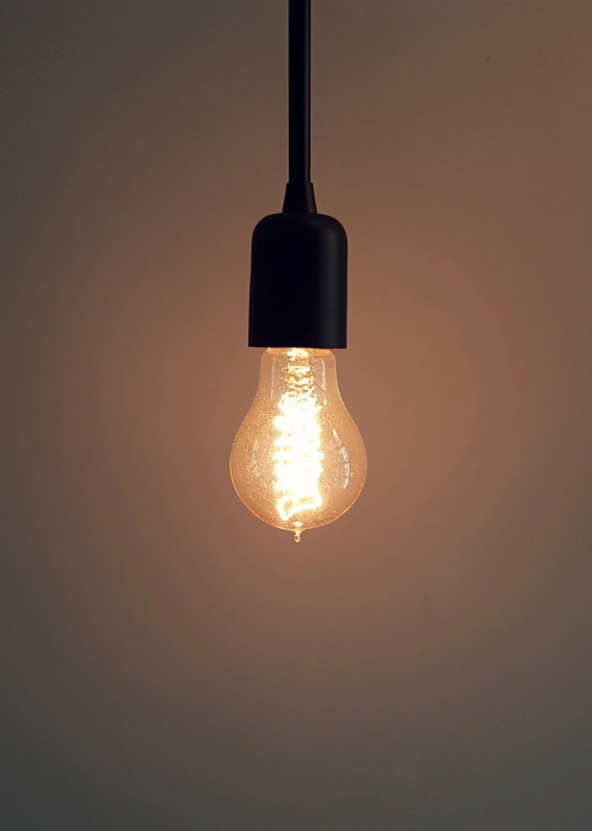 bright-bulb-dark-132340.jpg