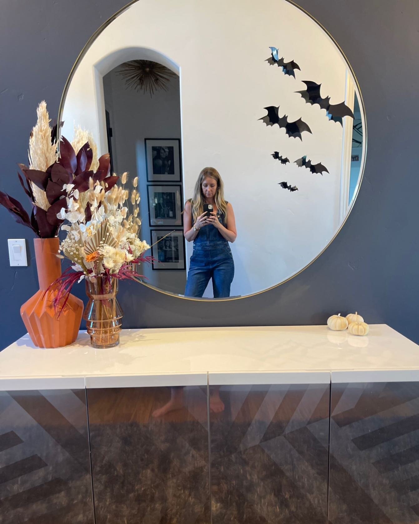 Can you believe it&rsquo;s October 🦇
Love this time of year! Yet every year it flys by&hellip;
.
.
#falldecor #falloutfits #fall #visiteldoradocounty #visiteldorado #interiordesigner #halloweendecor