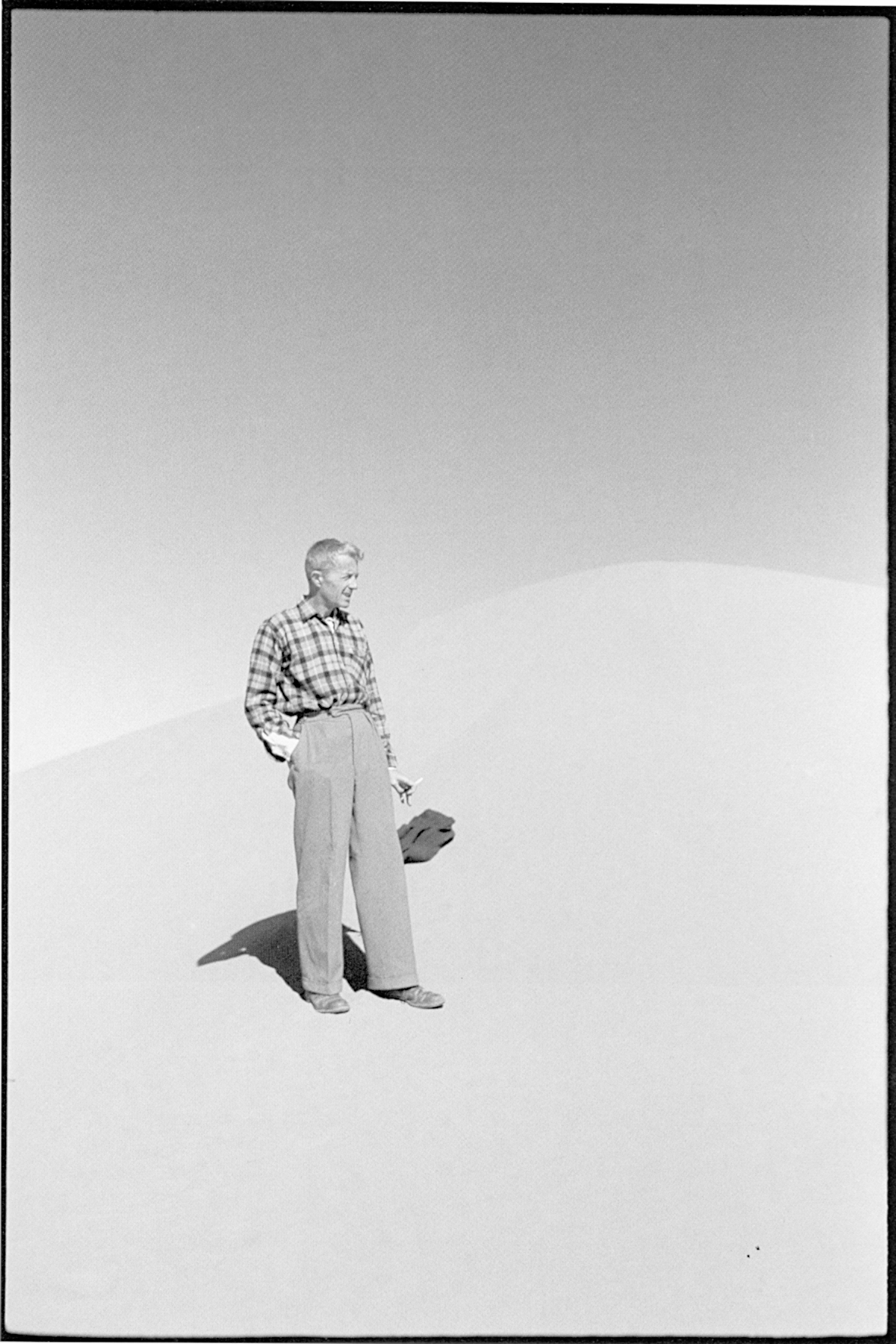 Paul-Bowles-in-desert.gif