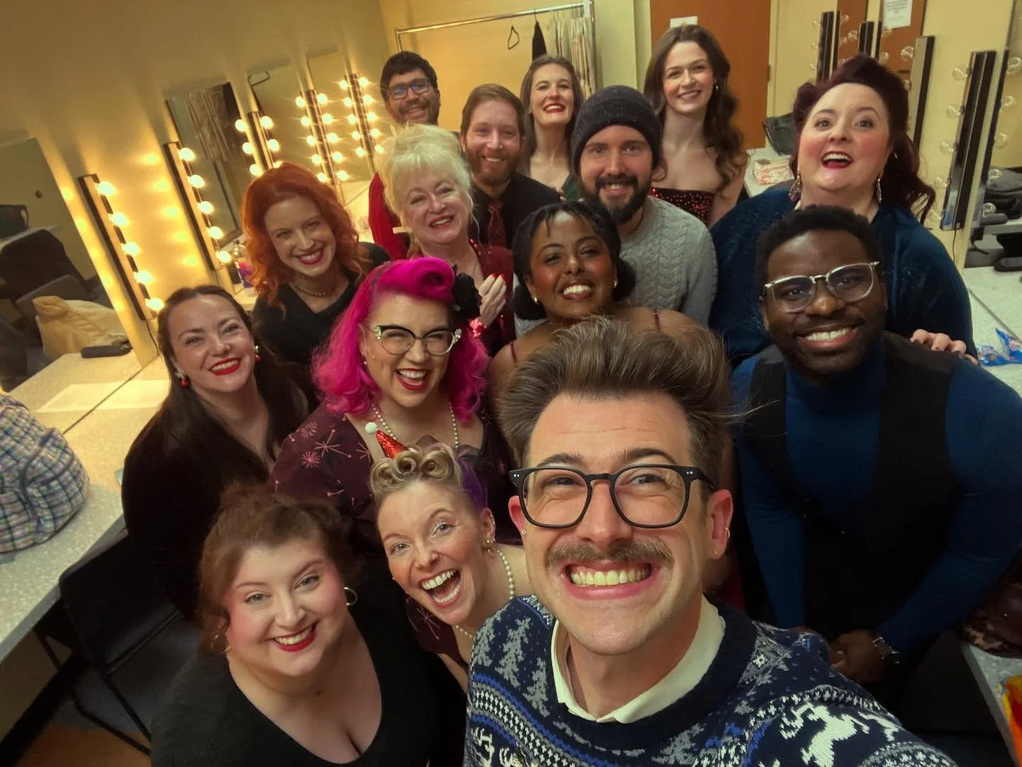 We came, we crooned, we cozied, and then we went to @olivegarden for lasagna.
 
Thanks for kicking off your holiday season with us! Oh what fun it is to share the stage with @edin.creates, @grace.baker139, @ericshane, @nkordalis, @twosketchydames, @y