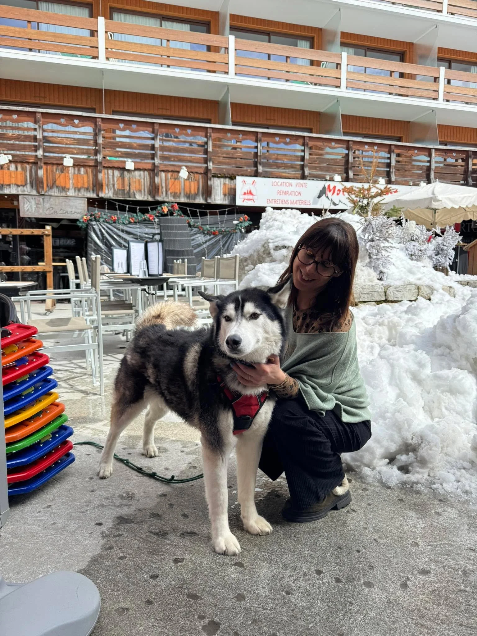 This sweet canine watched over the comings and goings of all the skiers. His human calibrated my skis and boots. Inuit name I can not recall🐾