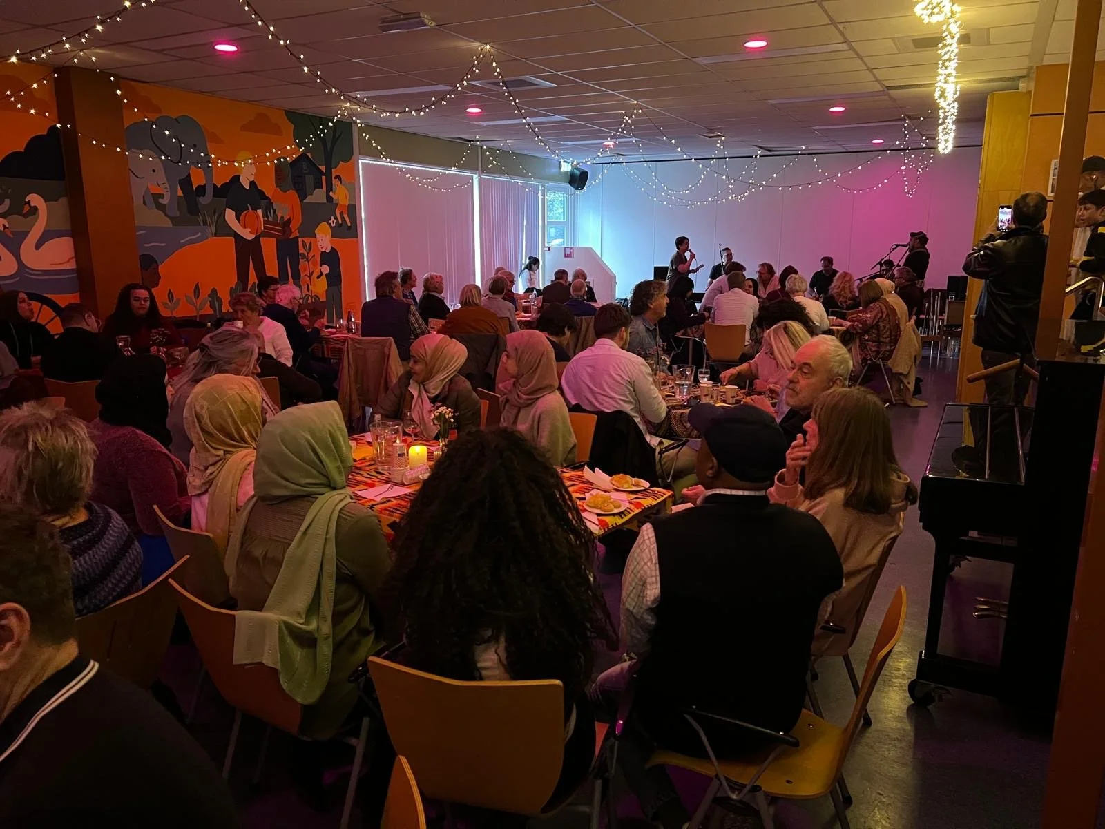 Drukte in de zaal.JPG