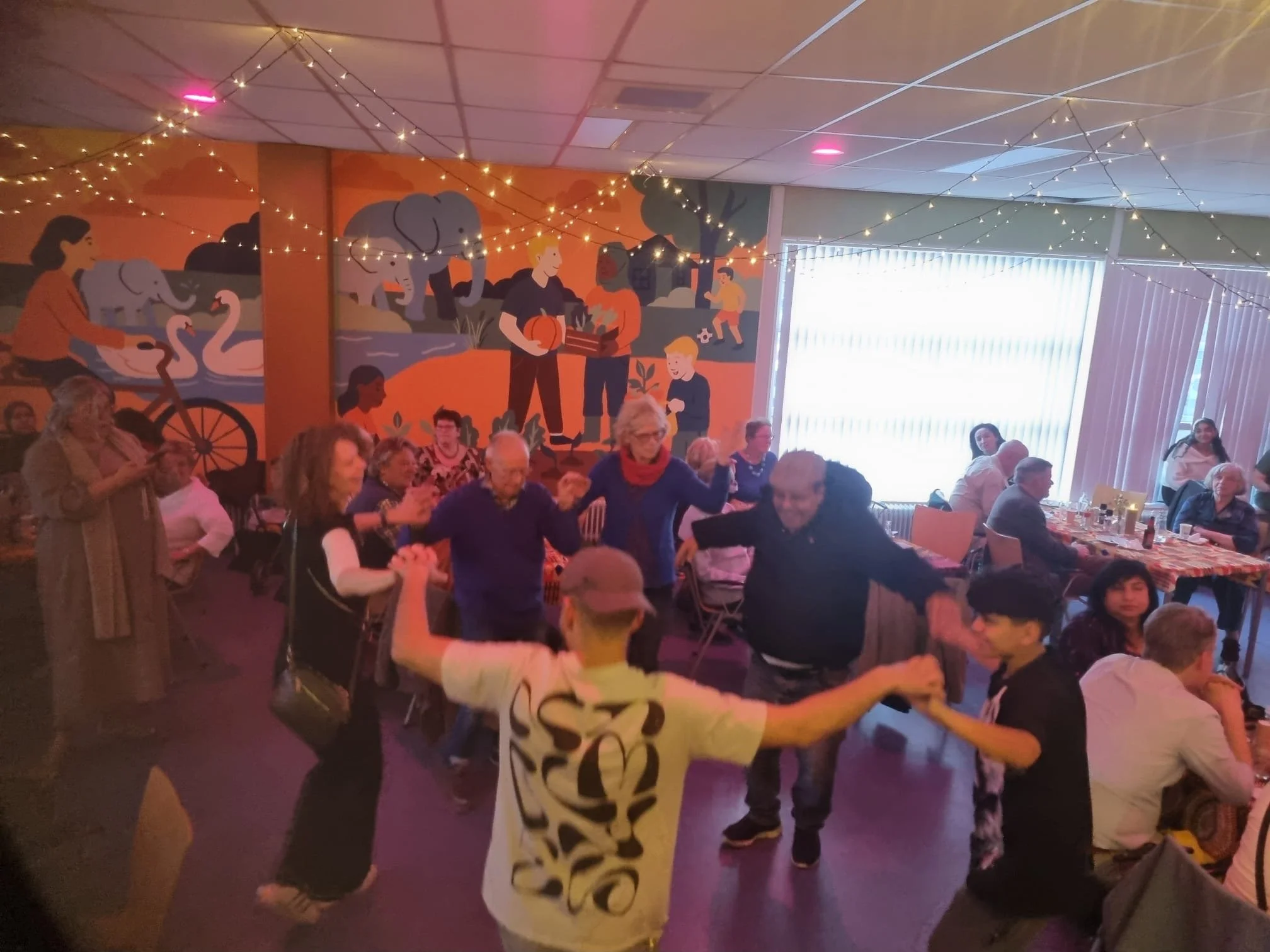 Dansende mensen onscherp.JPG