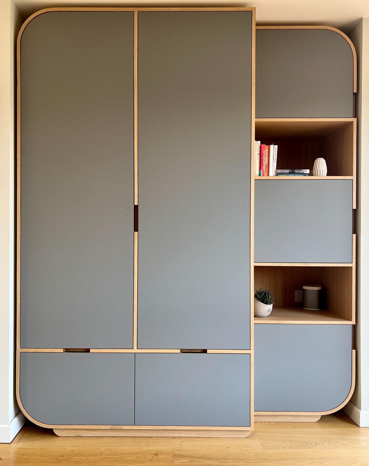 𝐋𝐞𝐢𝐠𝐡𝐭𝐨𝐧 𝐑𝐝. 
Curves! Curves, easy to design but not so easy to build, especially curved cabinets but we got there and the results are so satisfying. Oak and grey Fenix working well together for this wardrobe. 

#furniture #interiordesign #