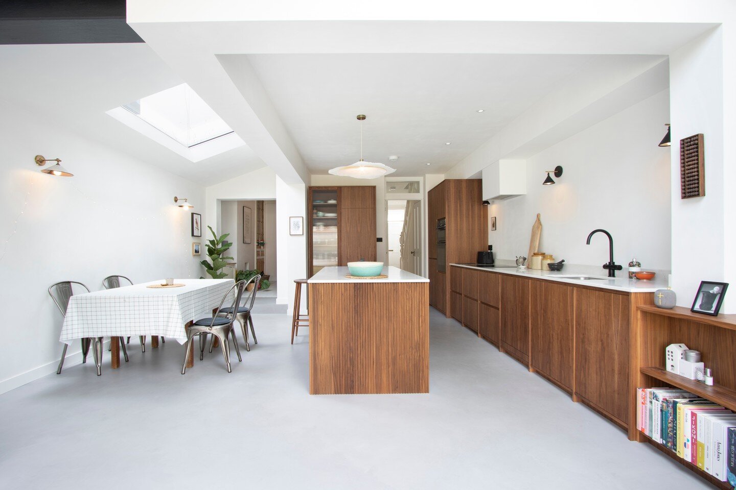 𝐇𝐨𝐰𝐚𝐫𝐝 𝐑𝐝. 
A a wider view of this gorgeous walnut kitchen. We love the how pale colour palette creates a calm, airy space. Some square reeding on the island end panel adds some subtle texture. 

📷 @fayehedgesphoto 

#kitchens #furniture #in