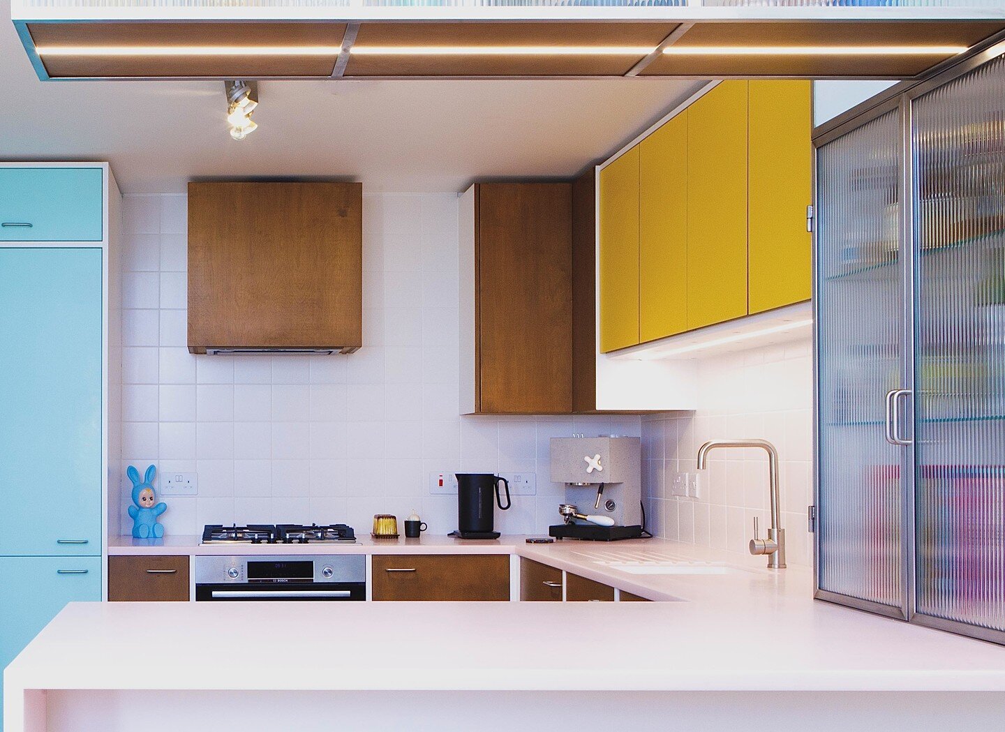 𝐌𝐞𝐫𝐫𝐲𝐰𝐨𝐨𝐝 𝐑𝐝.
It's been nearly a year since we fitted this kitchen! Time flies. 
Our client had a really clear vision for the design - strong mid-century influence from the stained birch plywood and yellow Formica cupboard fronts - the tra