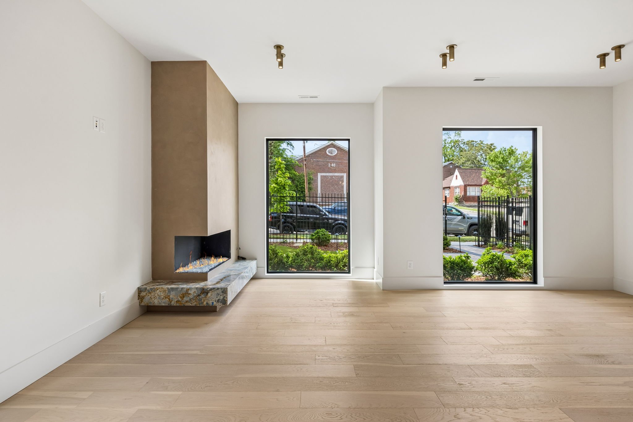 18-3137 Long Blvd Unit B - 018.jpg