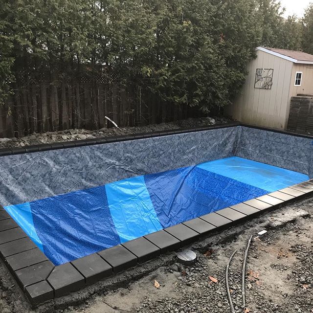 2018 will go down in the record books for the longest pool season of all time. Today we installed the winter liner on our last build of the year and could not have been happier that Mother Nature gave us 5 degrees and sunny to finish up ☀️. This bad 