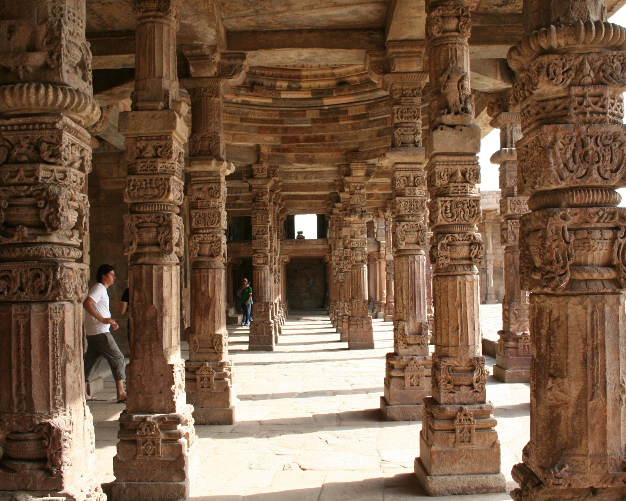 Qutub+Minar+collonade.jpg