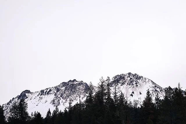 Adventure time. The mountains are calling!! Stunning capture by @miranda_nicole 📸#realredding #cultreredding .
.
.
.
.
#northerncalifornia #thisisredding #artofvisuals #explorecalifornia #passionpassport #norcal #redding #shasta #adventure #neversto