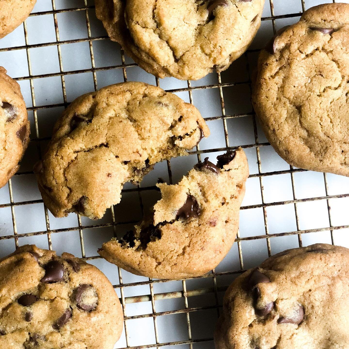 Happy Friday to my fellow cookie monsters! Sending you a (virtual!) treat to start your weekend. My recipe for the ultimate chocolate chip cookie is up and it&rsquo;s like a hug in your hand! 💕 Go to SavannahMakes.com or the link in my bio to bite i