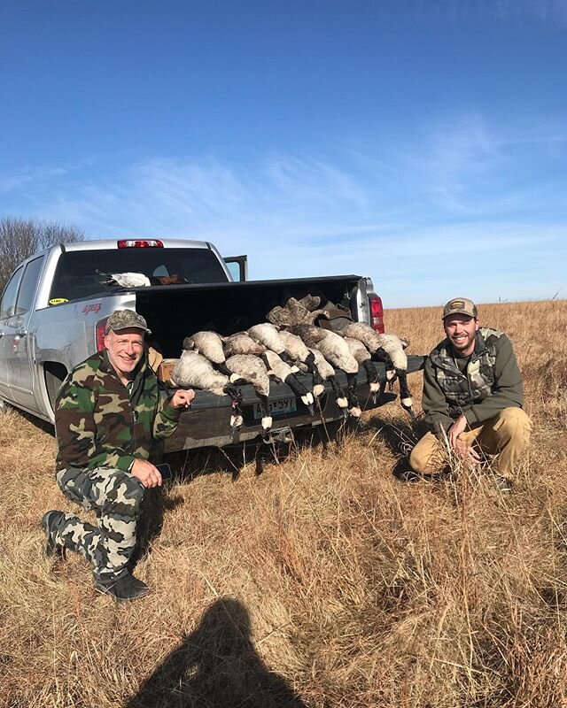 Always thought them south Mississippi boys were some of our top shooters,until we sat back and watched these two Minnesota gunners make short work on a loaf hole! #kansashonkers #shootersshoot #frontrunneroutdoors