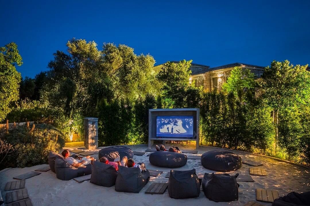 What do you do when you can't open all of your amenities at a luxury resort? Create new ones! We love this example from F Zeen Retreat of a socially distant movie night under the stars, complete with drinks and snacks of course!
📷 @f_zeen_retreat
📍