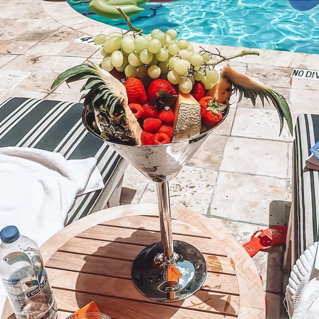 That Friday feeling right here! How do you create Instagrammable moments? An oversized martini filled with delicious fruit served poolside will do! Did we mention that our previous client, Hotel ZaZa, has a pool phone to call in your order? 📞Game, s